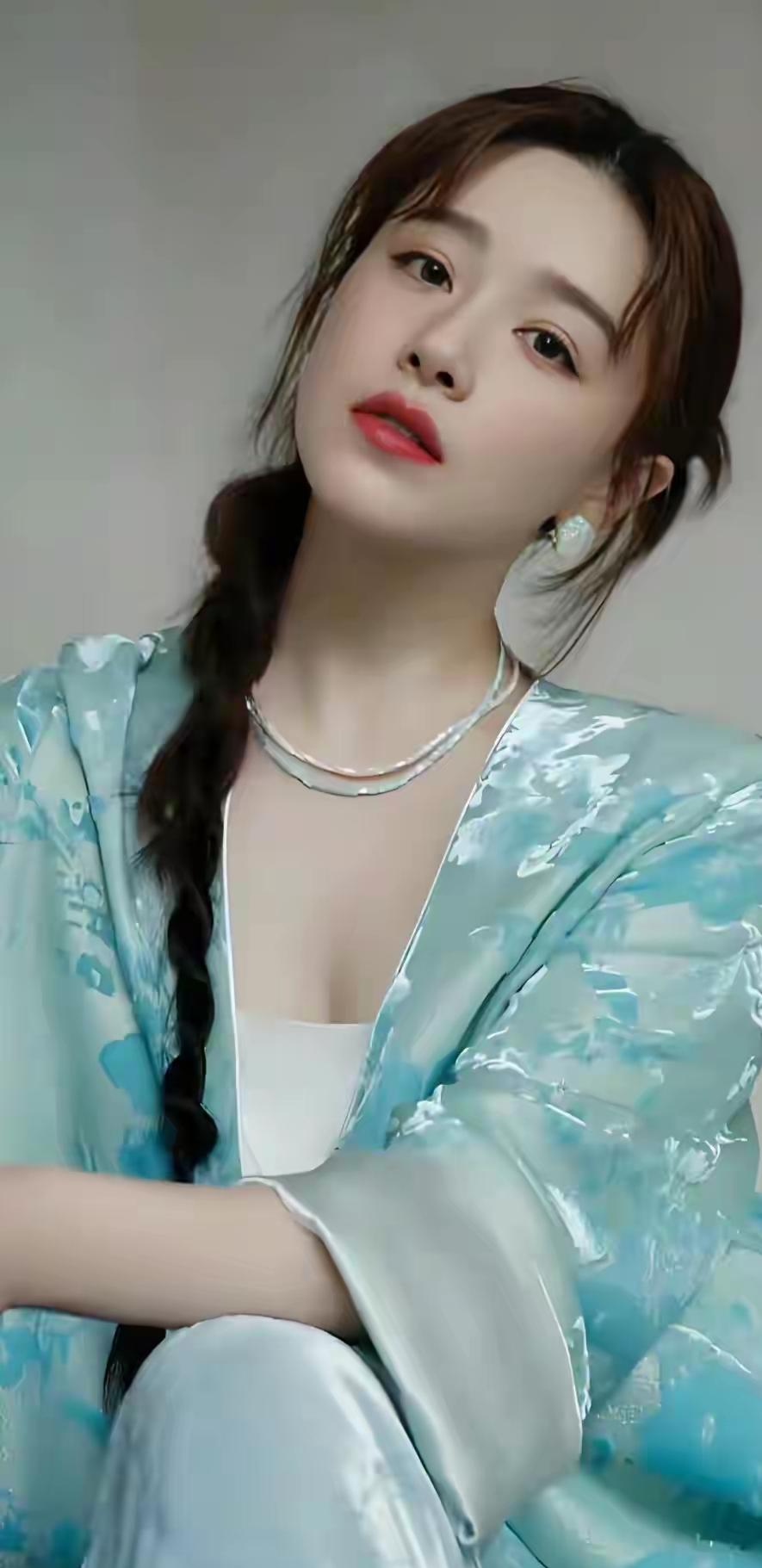 碧玉妆成一树高，万条垂下绿丝绦。