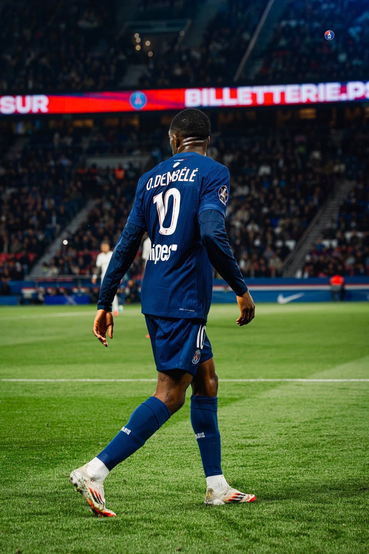 法国球迷俱乐部  巴黎圣日耳曼已告知奥斯曼·登贝莱，俱乐部希望与其续约。然而，截