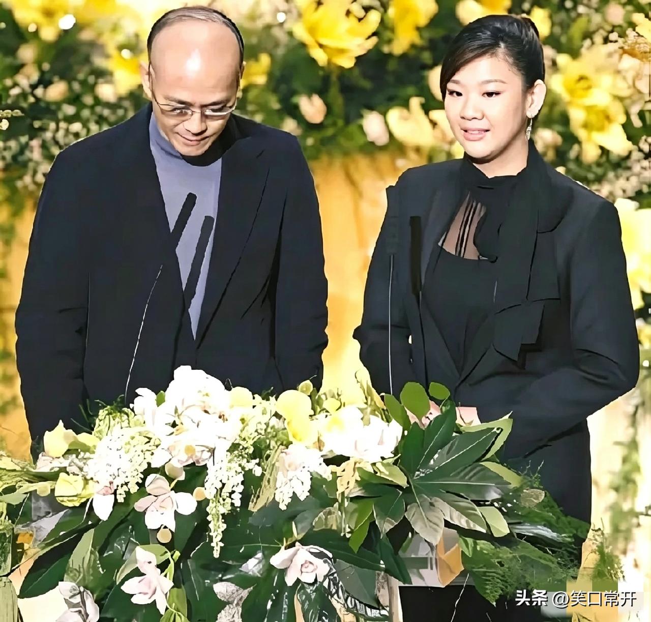 2008年肥姐追思会，郑少秋携女郑欣宜登台。邓光荣当众发难指责郑少秋，气氛尴尬。