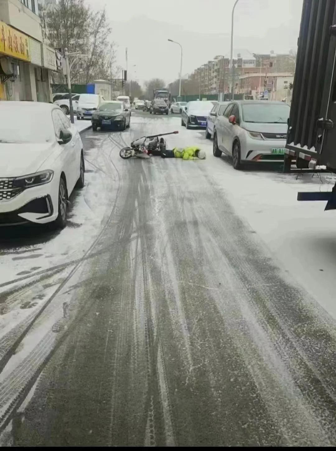 今天天津这路面#天津这下雪了# #天津雪后大风# ，太滑了[黑线]听说明天还大雪