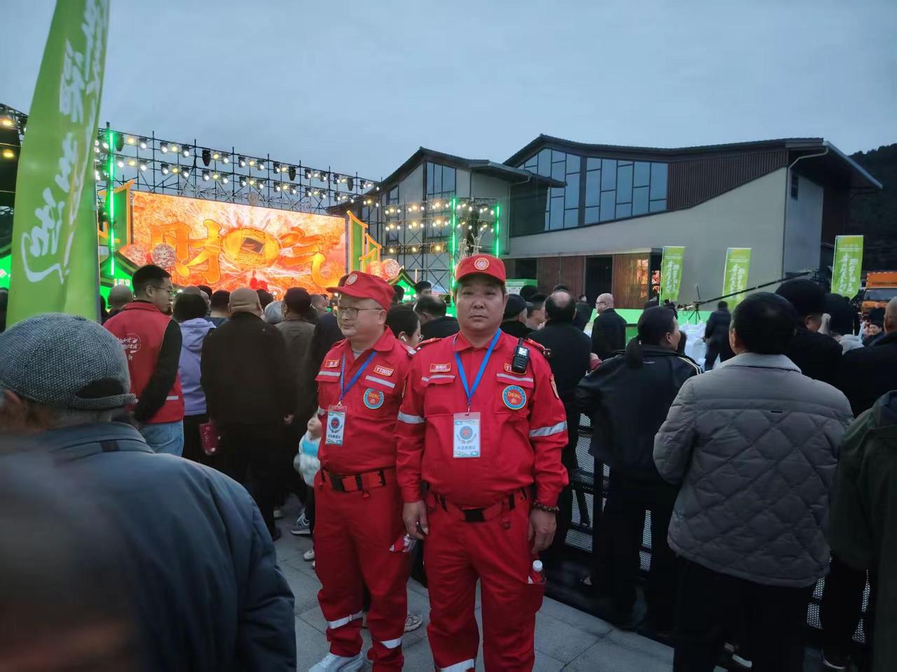 盐亭蒲公英应急救援中心参与村晚、村跑应急保障工作