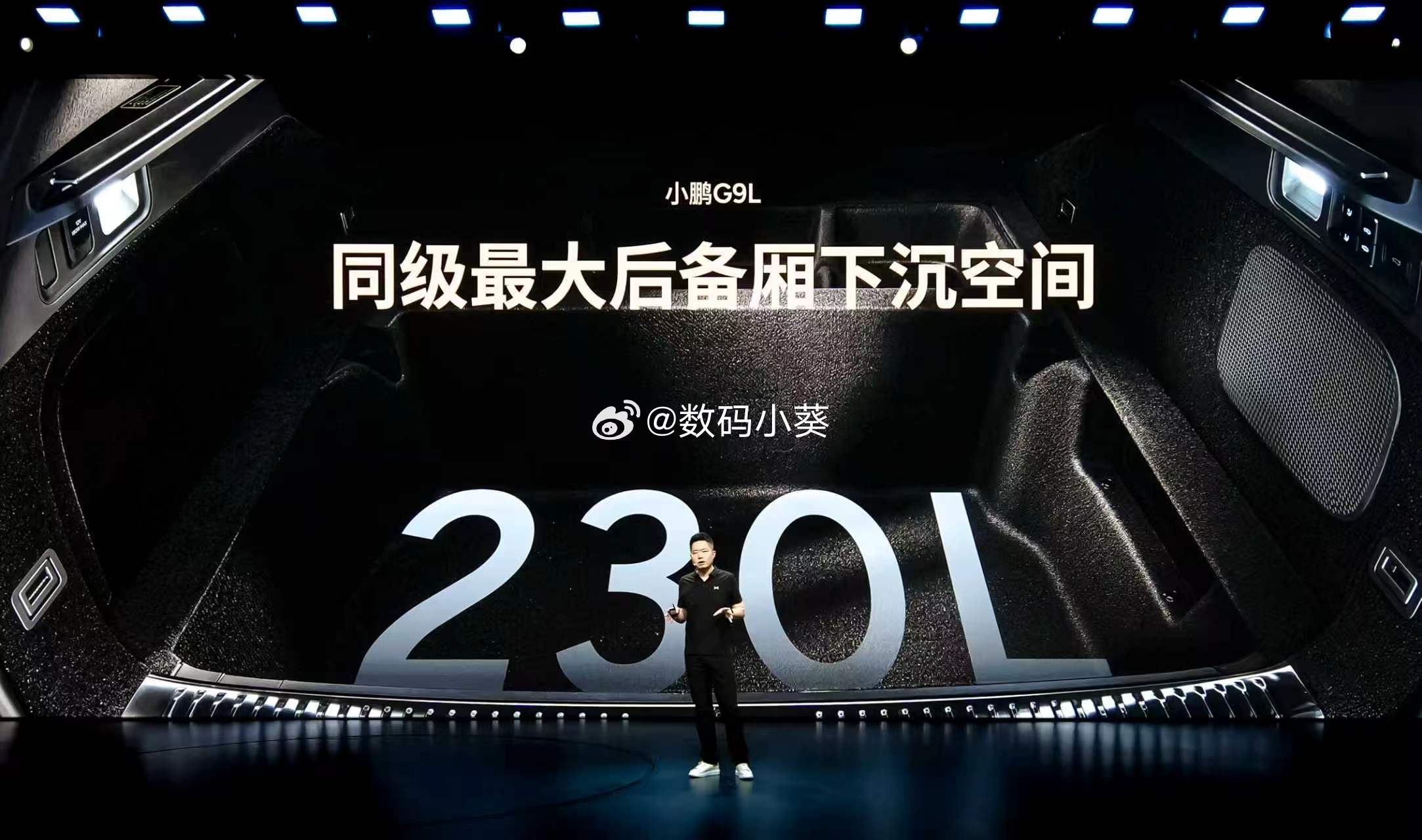 小鹏G9L树立大五座后排空间同级标杆，大高个在二排也能翘二郎腿，实现乘坐空间与装