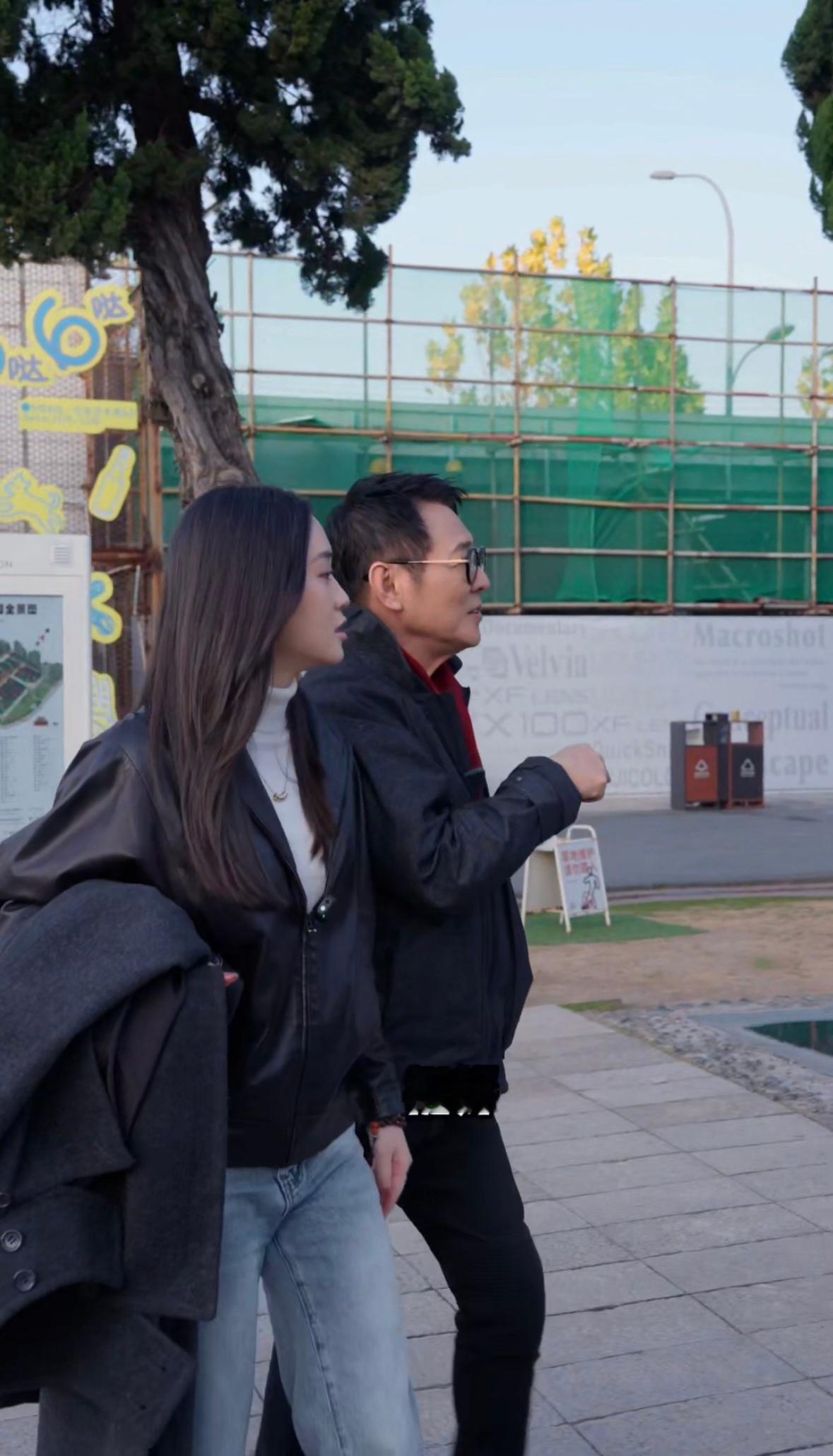 李连杰和女儿旅游松弛感 看到李连杰带女儿出游的样子，才明白什么叫真正的父爱，他放