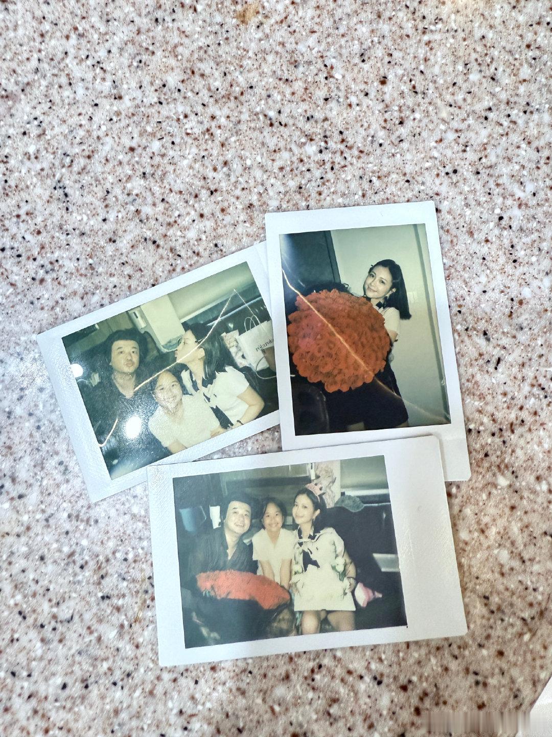 包文婧一家三口拍立得生日照包文婧晒一家三口拍立得生日照 包文婧po的拍立得生日照