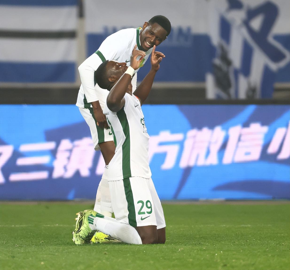 “我刚哥永远是我刚哥。”
北京国安队的法比奥当着记者的面，对队友王刚大加赞美，情