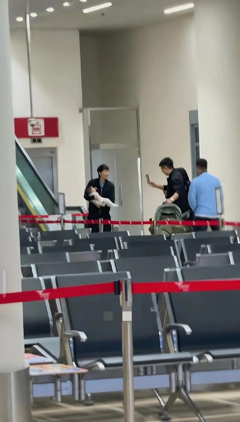 王曼昱生日当天，这位妈妈一个小小的举动暴露了她肯定很喜欢很喜欢曼昱。

在机场，