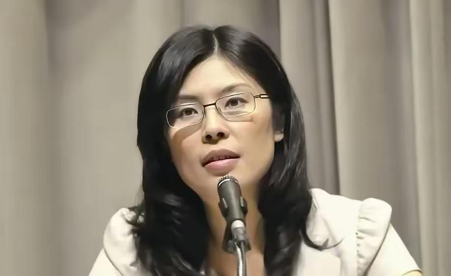 郑丽文不应该急着去跟民众党谈蓝白合。

原因有三：一就是郑丽文刚当上国民党党主席