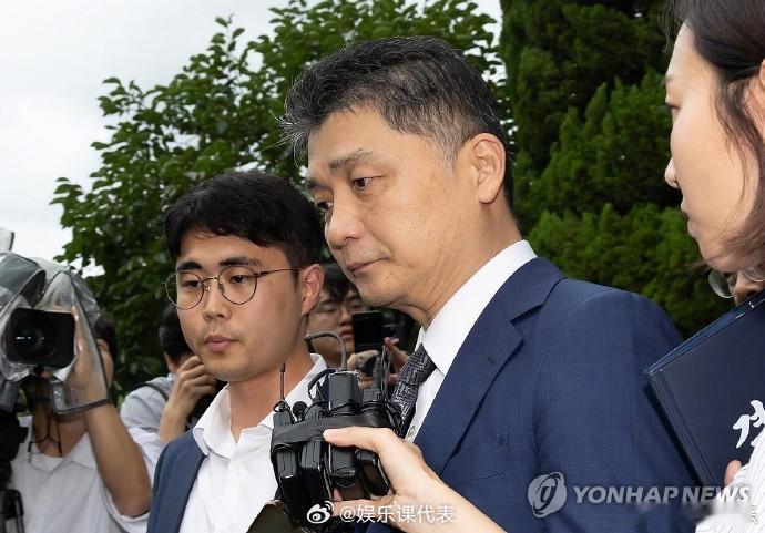 金范洙被求刑15年kakao代表金范洙被求刑15年 据韩媒，检方要求对“操纵SM