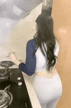 图一：看人家小姐姐变魔术啊，只要一眨眼，那个蛋就消失不见了。
图二：很明显啊，男