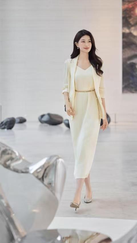 彭婷婷，广东广播电视台主持人。主持多档新闻、综艺与大型晚会，播报端庄大气、亲和力