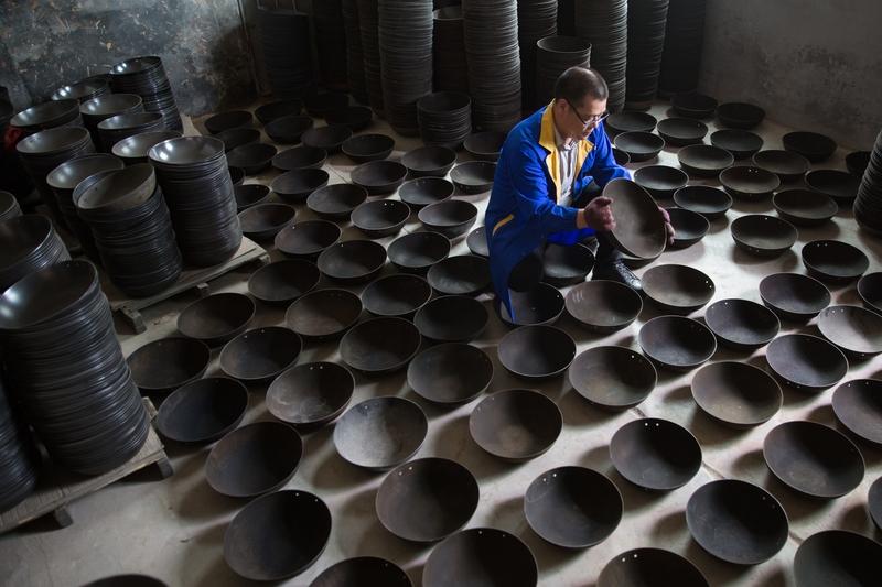 你家有使用多年仍好用的锅具吗 一锅传两代不粘不锈 厂家称已停产 现在好多锅用没多