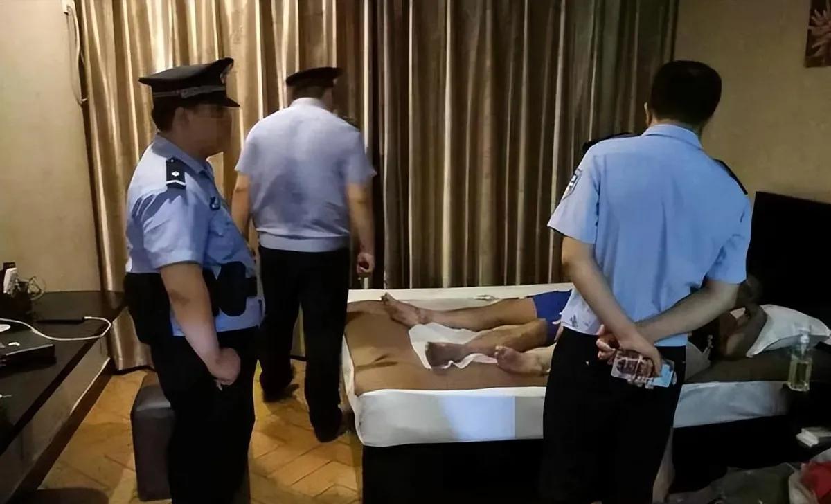 新疆，一男子因6个月前与一名女子发生关系，被警方处以10天拘留并罚款5000元。