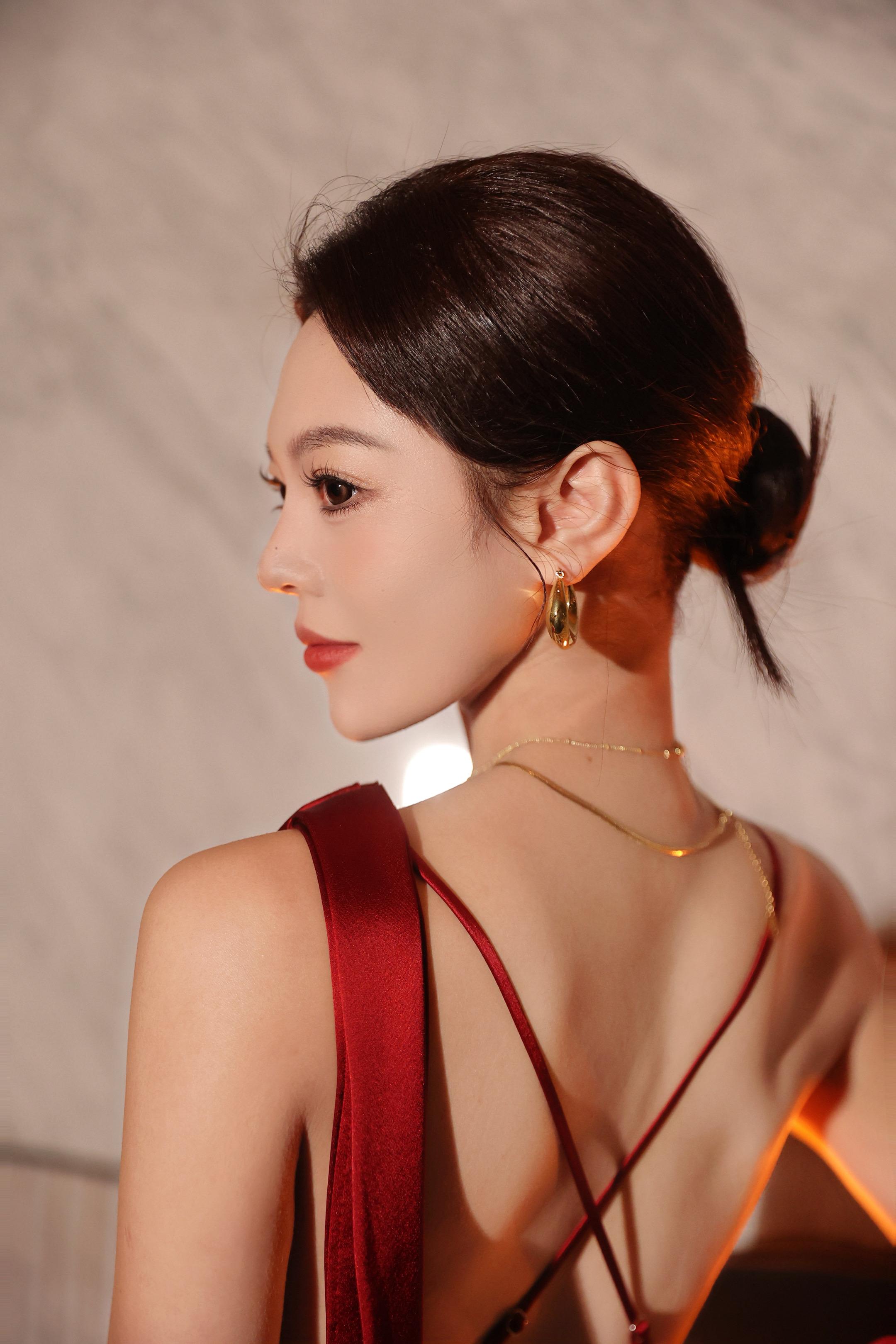 好好看我的脸 像是会像命运低头的女人吗  .