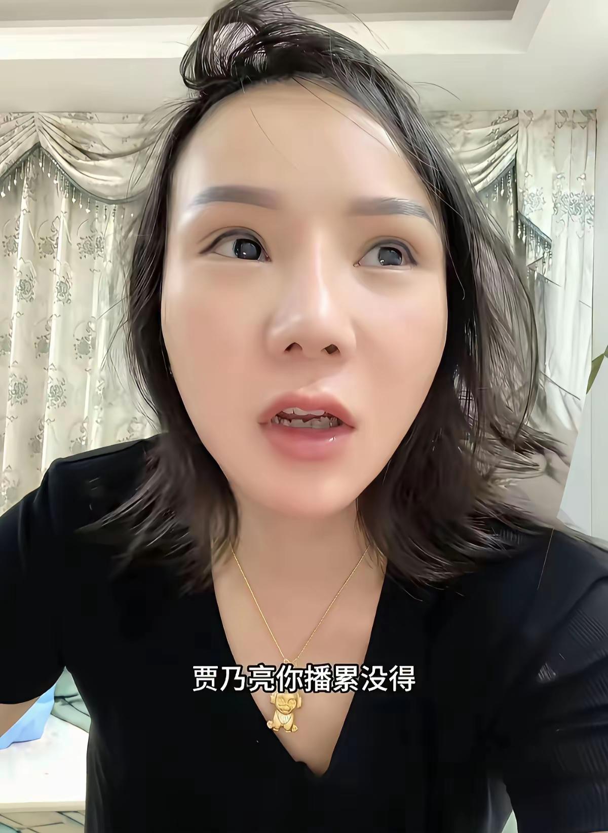 贾乃亮这是犯了众怒呀！众多中小播主集体吐槽贾乃亮断了她们的直播带货生路。一位徐女