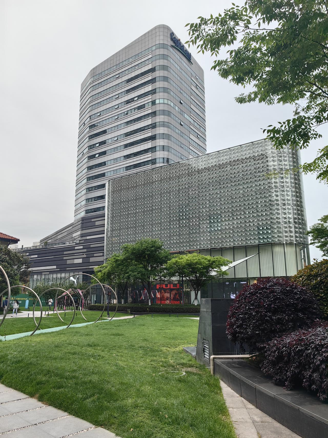 美国和伊朗这事儿，就像一场荒诞闹剧。
    说美国和伊朗谈判意味着失败，这话一