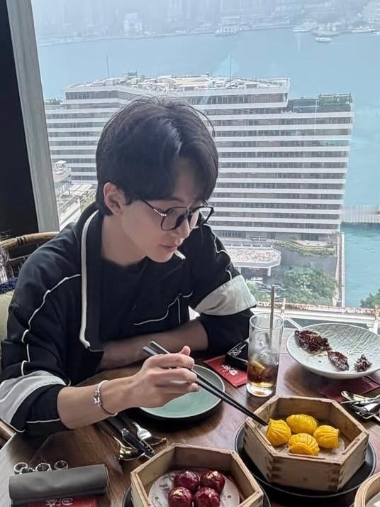 眼镜盒此男帅得很稳定 我很欣慰😌睡觉去了 