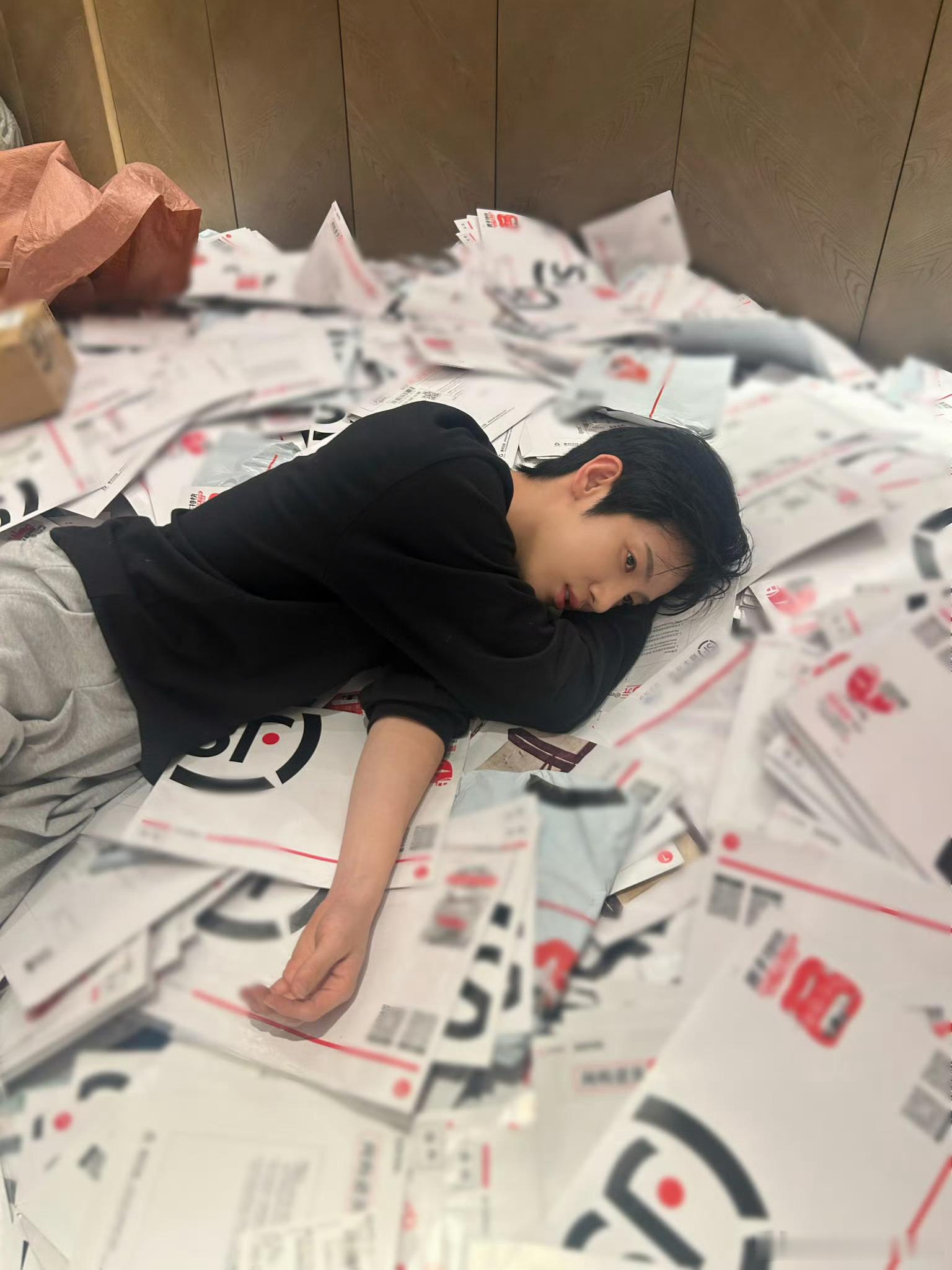 朴时宇OMG你吓到我啦～为了装粉丝信件真的买了10个行李箱，放不下的还会邮寄，朴