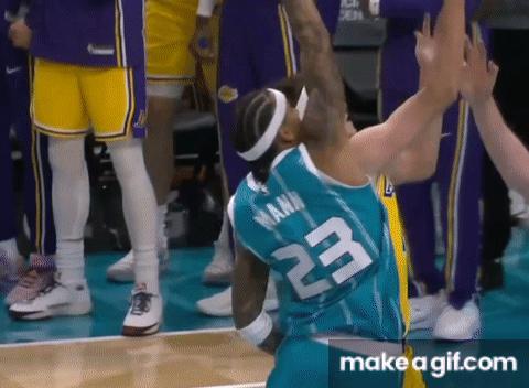 湖人里皇无限猖狂！半场17分送反超上篮

缺席三场后，这位本赛季场均能砍下31.