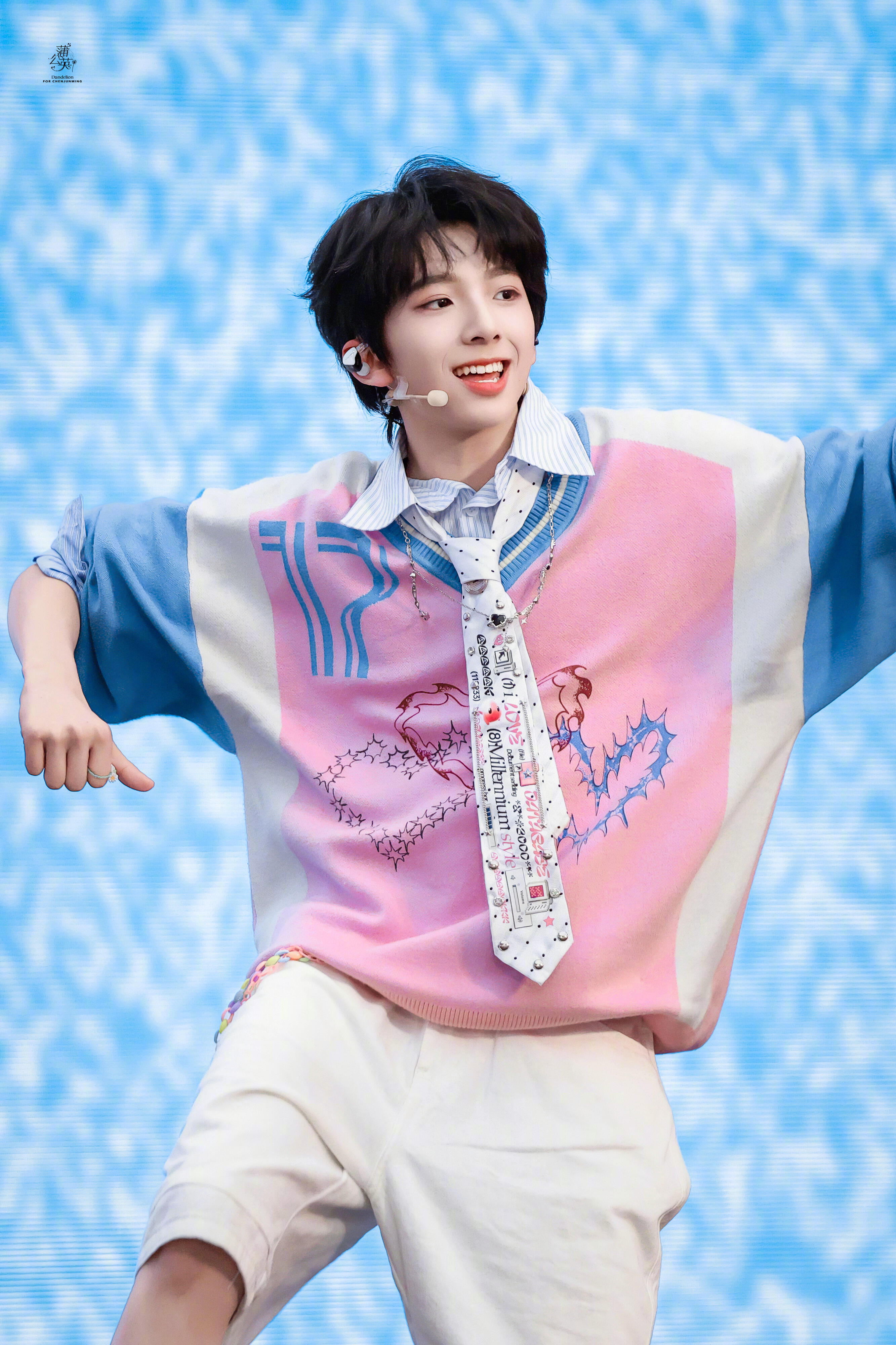 陈浚铭 不笑是清冷帅哥，笑是甜酷小狗，切换自如陈浚铭，一款很元气漂亮的全能小甜豆