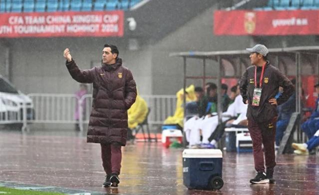 中国足球又一次迎来国字号教练调整，7月17日，中国足协发布公告宣布，西班牙籍主教