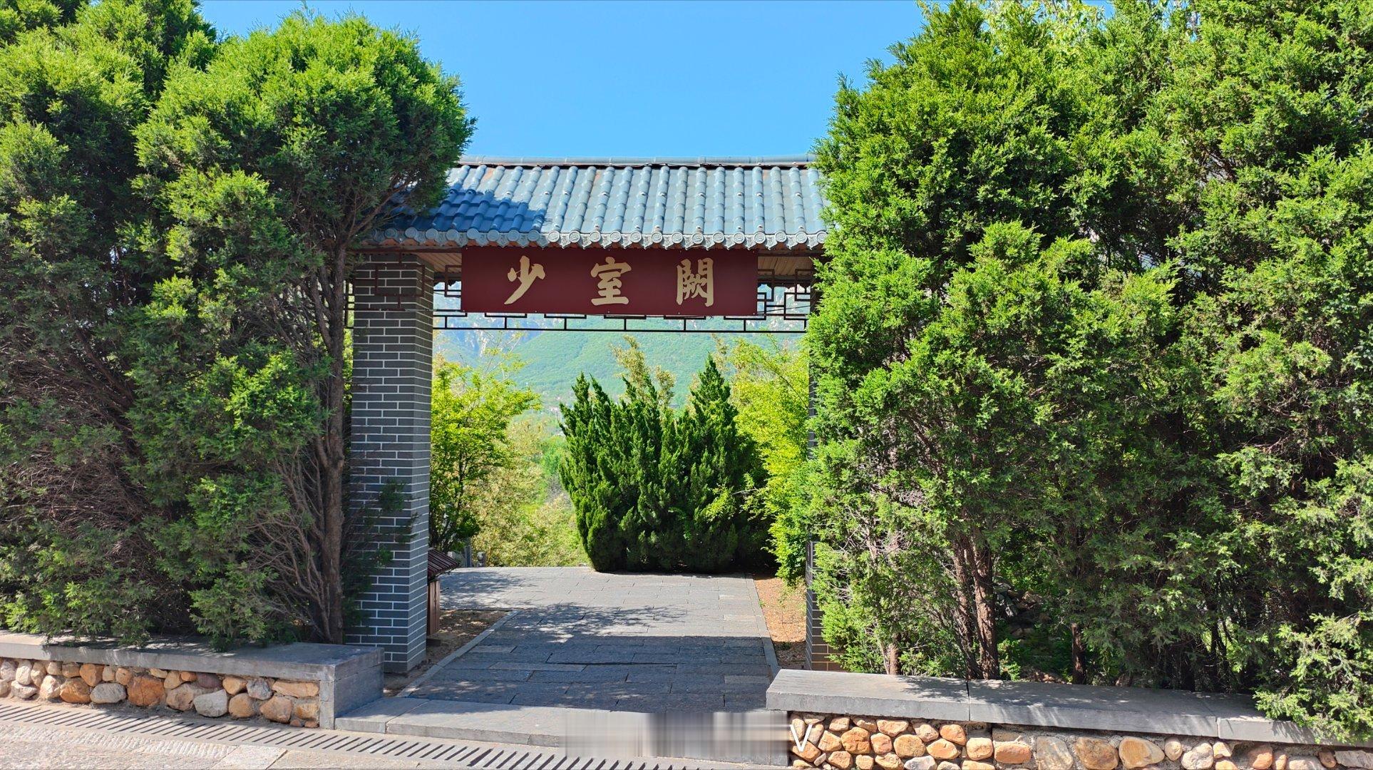 全国仅存的国家级祠庙阙组合——嵩山汉三阙。中国古代是讲究祭祀山河的，东汉时官方山