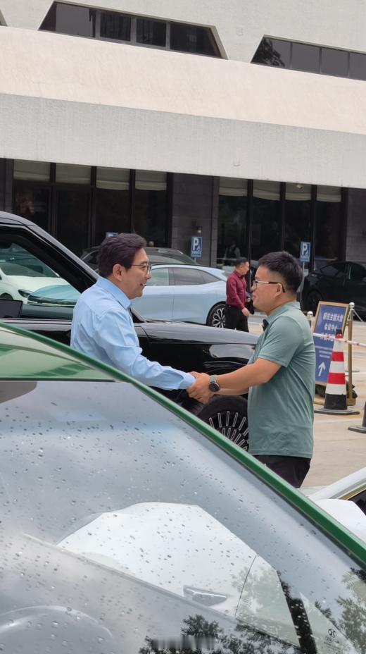 又让名嘴水均益老师凡尔赛上了。热心路人在公共充电站要给正在排队的水均益老师让位，