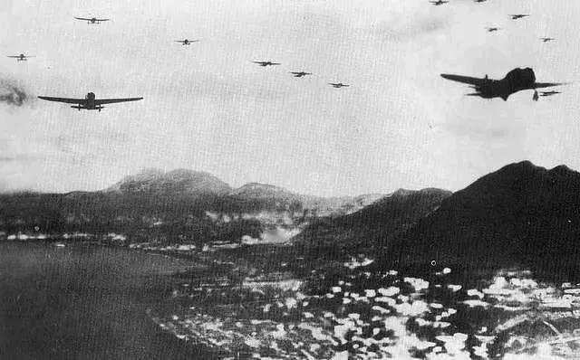 这是香港史上最黑暗的时期​
1941 年 12 月，日军侵略者占领香港。万人坑、