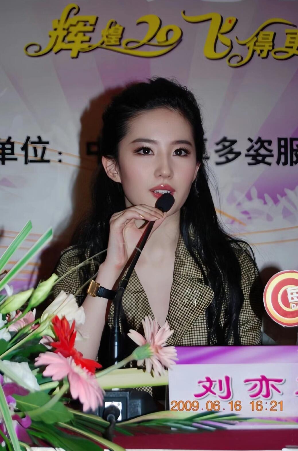 在想这几张图可以用来回答【为什么没有人用刘亦菲当整容模版】因为美得很不规则 很超