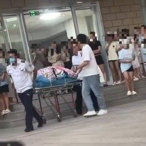 2025还有这种事，生孩子居然还不知道去医院！
某高校女生宿舍内一名女生在宿舍紧