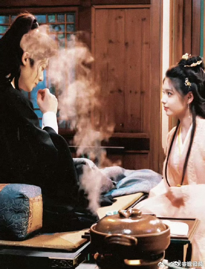 侯明昊眼神吻 眼神里的深情快要溢出来，温柔缱绻的目光，演绎出独有的浪漫氛围。含蓄