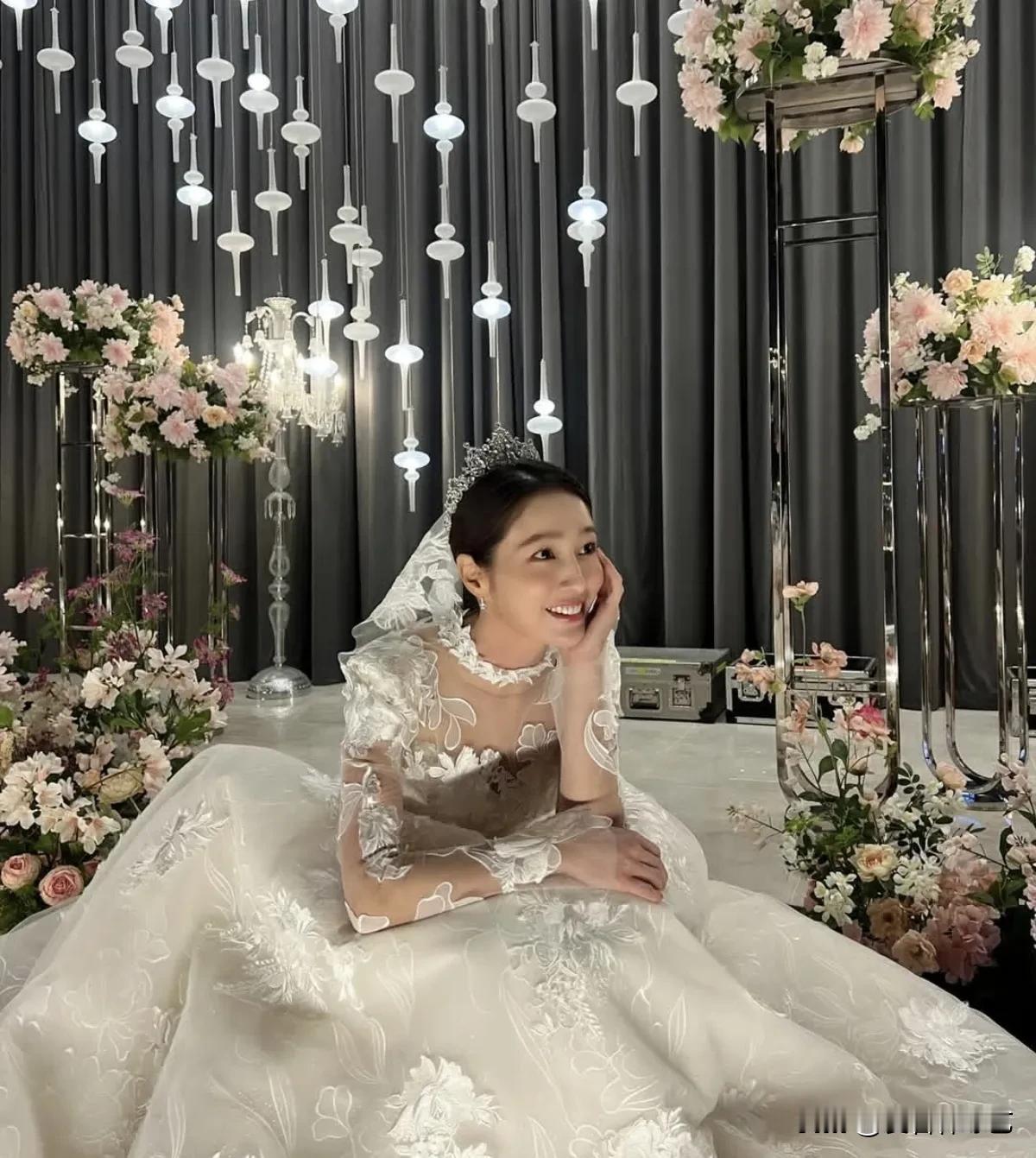 6日，演员李秉宪的妻子李敏贞在自己的Instagram上写道“又穿婚纱了”，并上