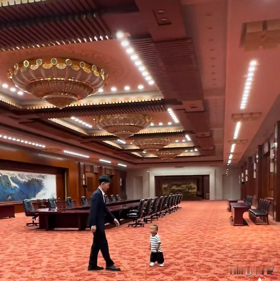欢迎特朗普会晤就在这里举行，天真可爱的儿童也来了