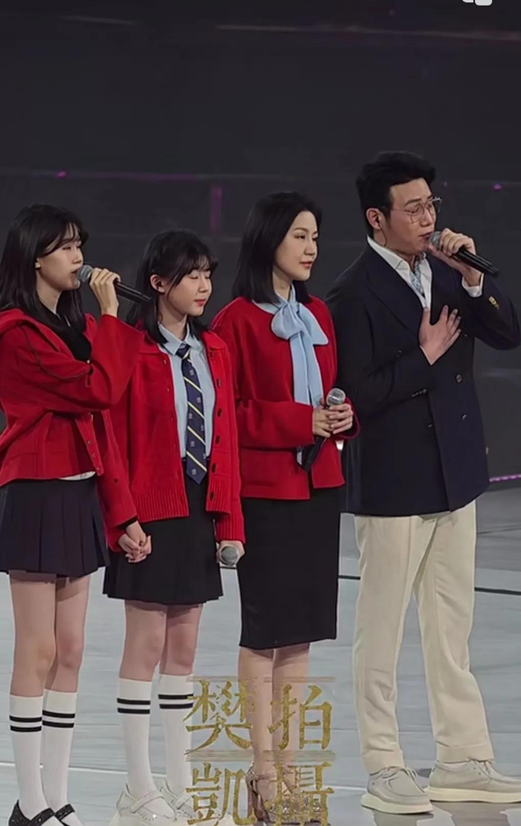 这一家的颜值绝了，
老婆孩子都很漂亮，
母女仨人都长着一双美腿，
陆毅是人生大赢