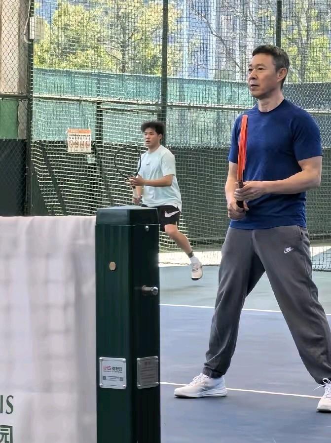 大帅哥张丰毅真的是越来越年轻了，这是张丰毅在打羽毛球的照片，从照片上看你能看出这