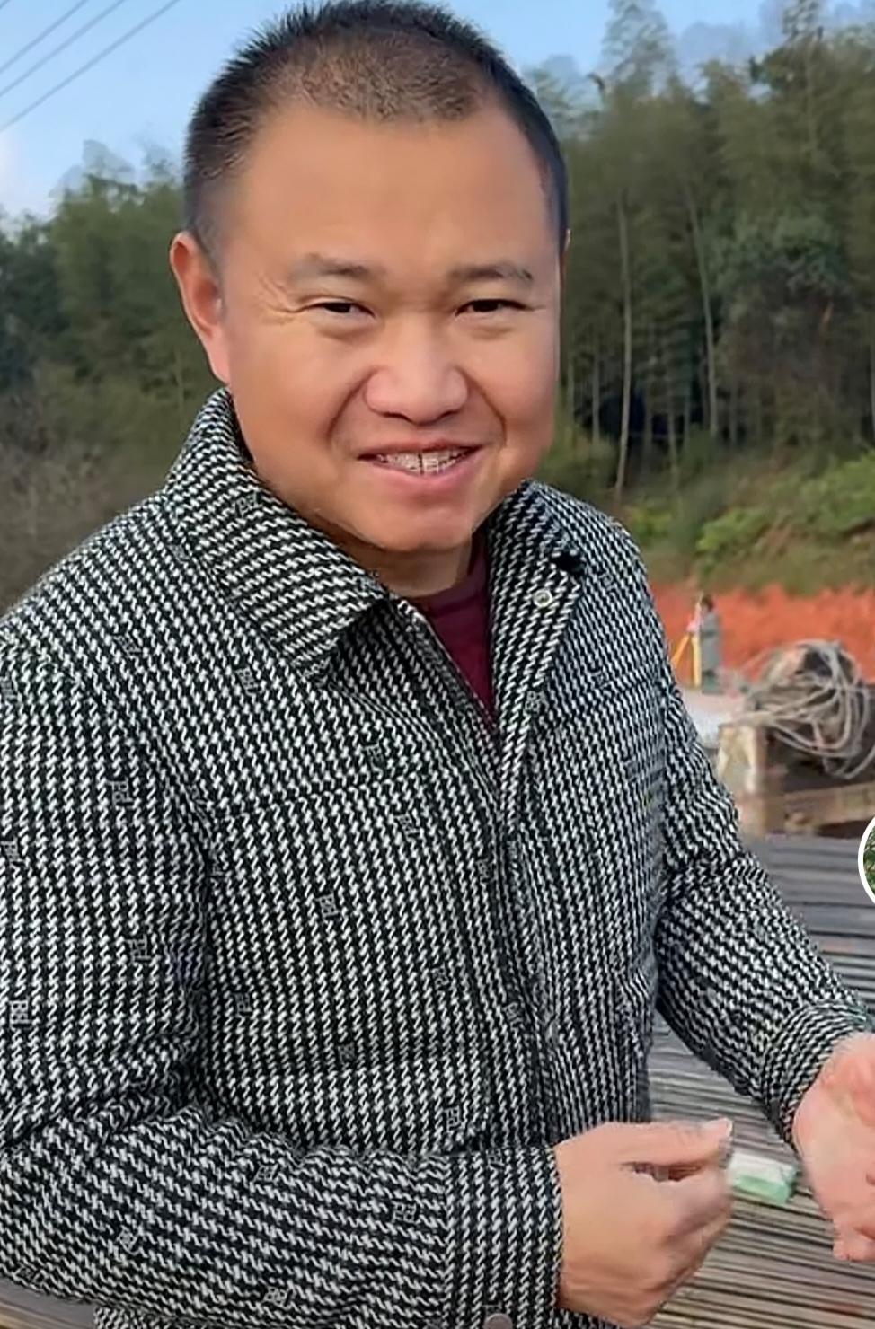 农村四哥好忙碌啊！又能拍视频又会干农活还会摆地摊又会照顾小孩又孝顺爹妈。
   