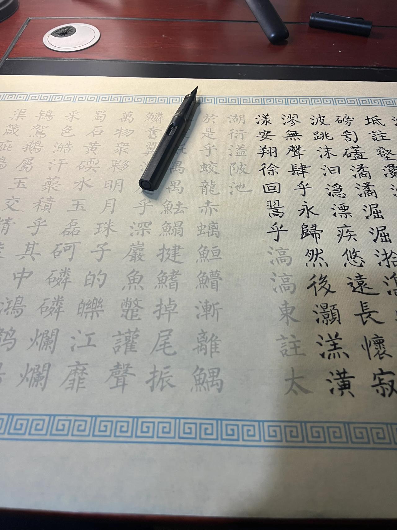 心情不好的话，那就买本字帖，写毛笔字吧，确实能把心情调整过来，然后就是眼酸手酸