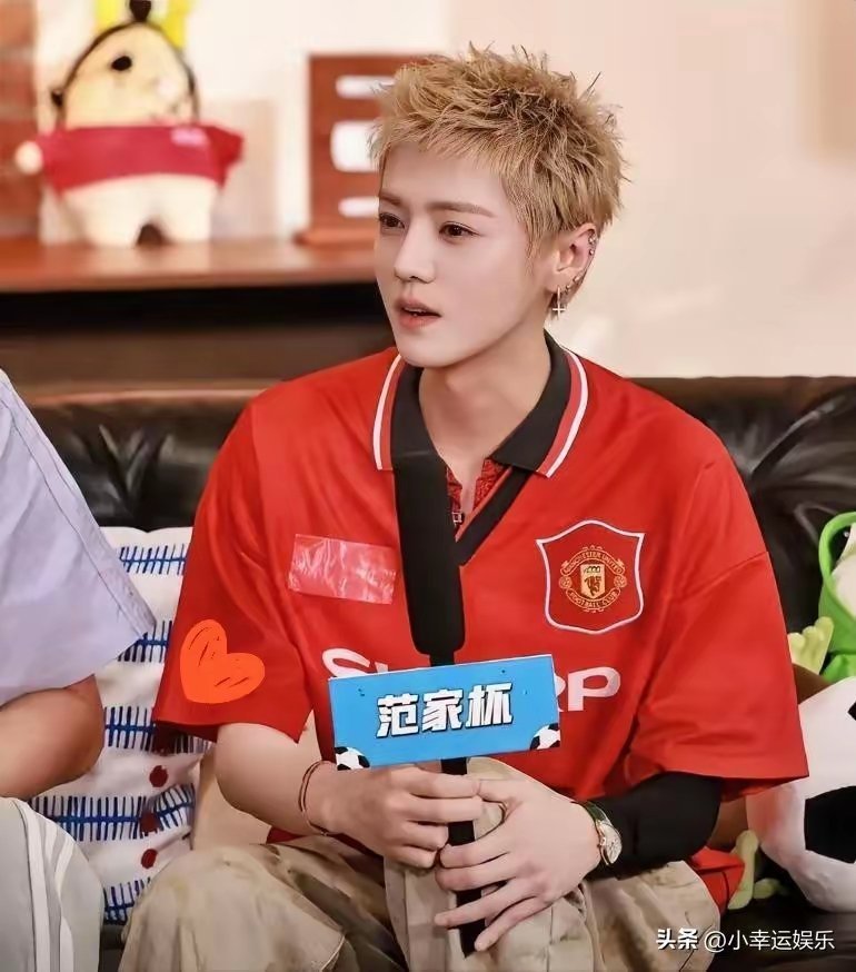 鹿晗今晚又直播了。本以为他会就司晓迪的事儿跟大家道个歉或者解释一番，结果他在直播