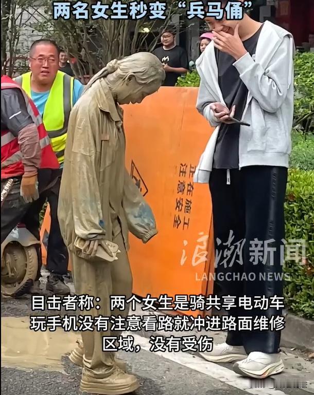 海南，两位女生骑着共享电动单车，一路上有说有笑。正骑着呢，二人都不约而同取出了手