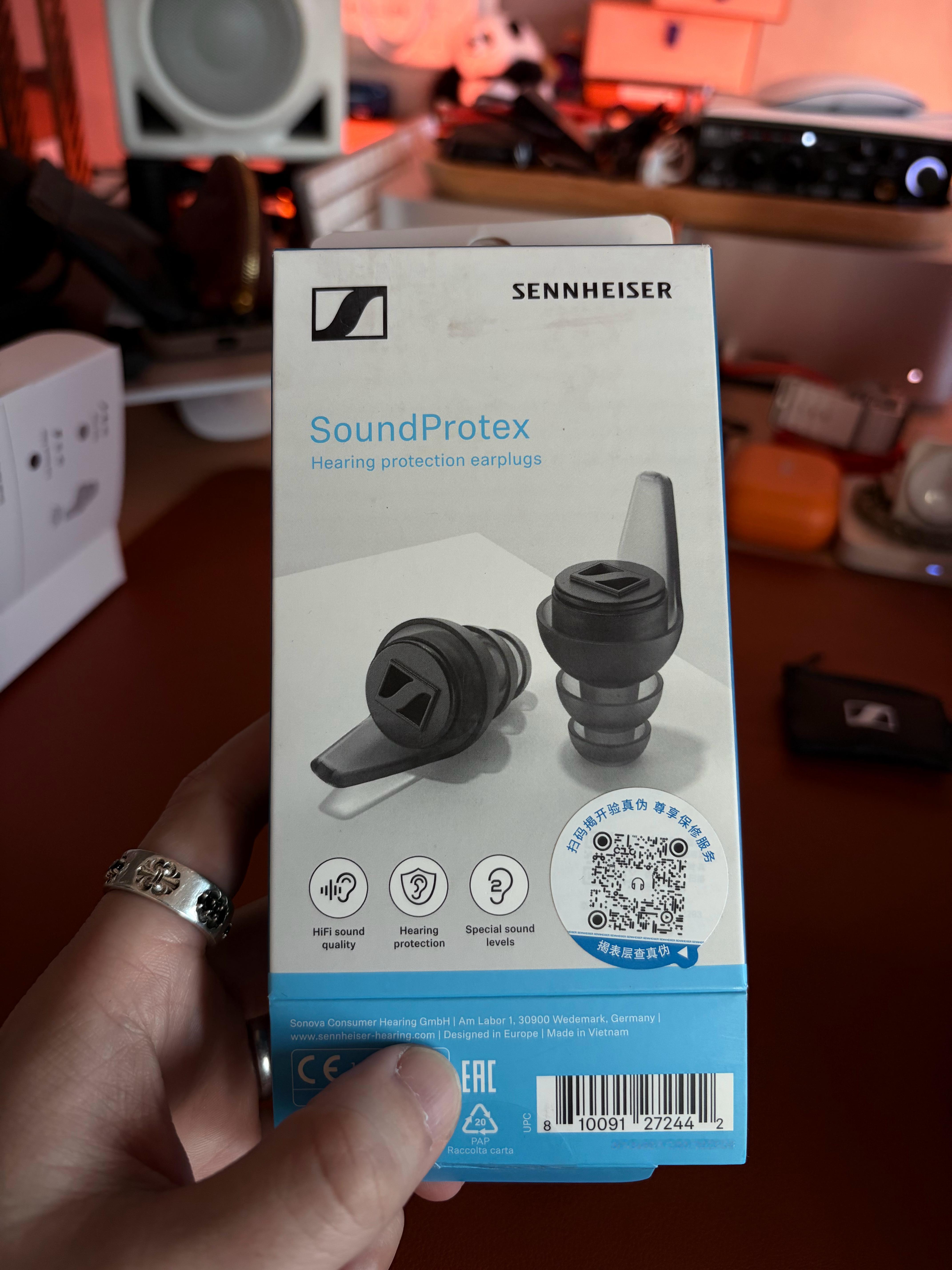 买了个隔音耳塞（就是物理隔绝，不通电的那种），包装上写着：「HiFi 音质」。十