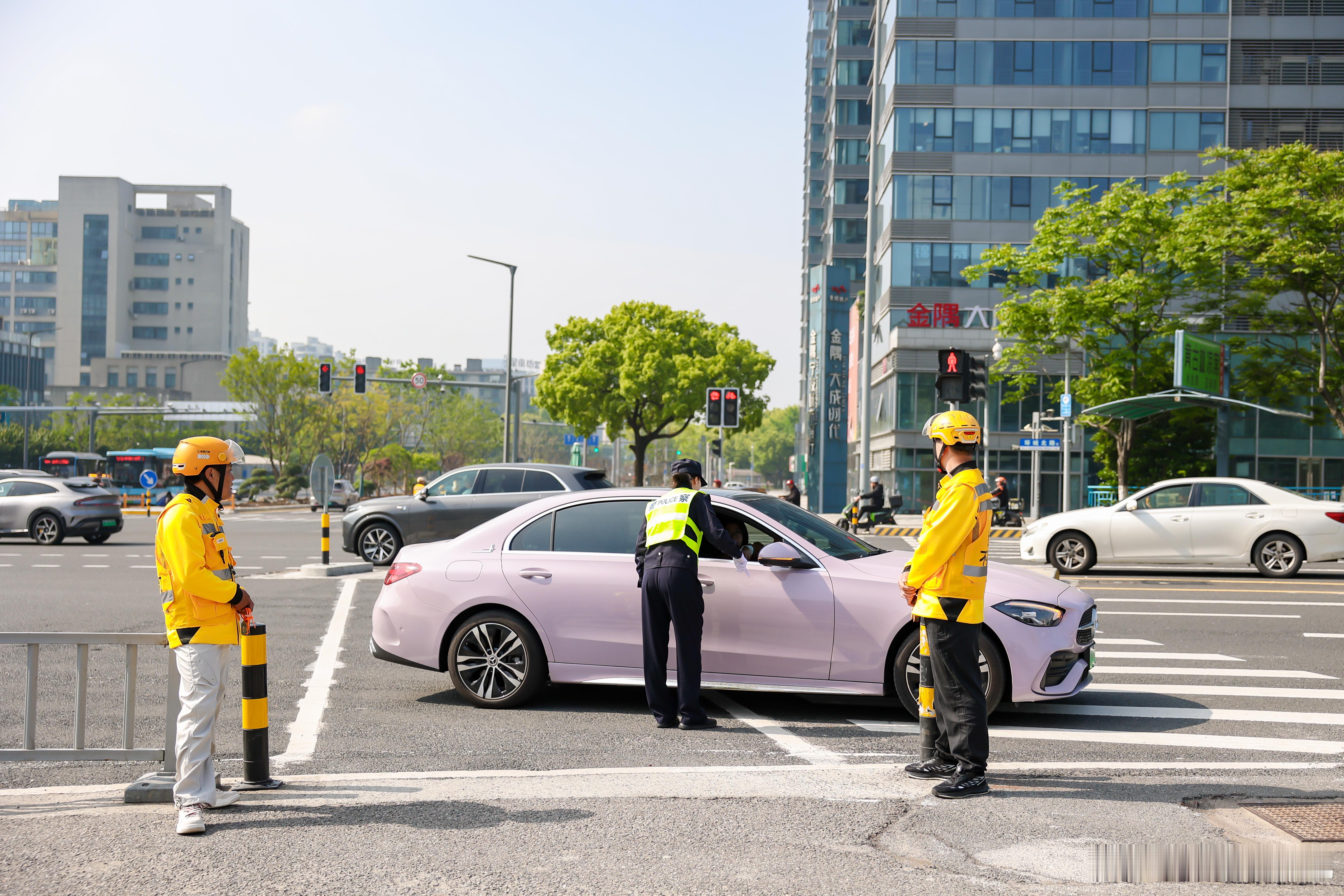 宁波街头骑手不送外卖送福袋 谁被这一幕戳中了？美团骑手在宁波路口，把福袋递给等红