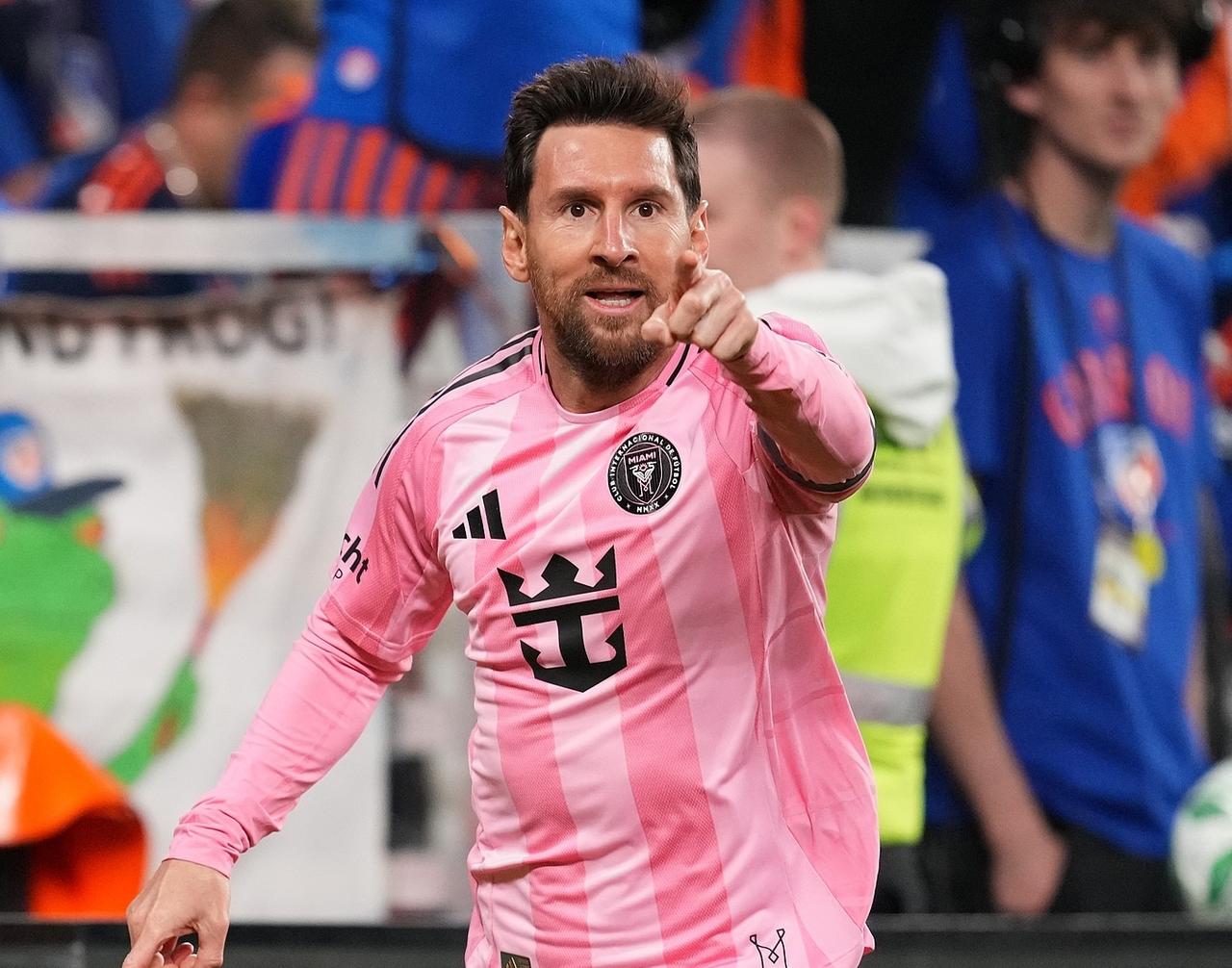 欧洲转会新闻发布会！
★真相大白！
哈维近日爆出猛料：梅西在夺得世界杯后原本已经