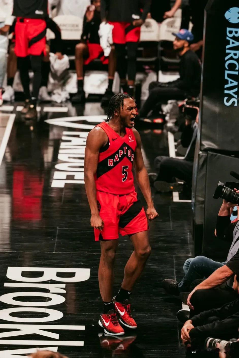 伊曼纽尔·奎克利最近 3 场比赛表现：

25 分/11 个篮板/9 次助攻/3