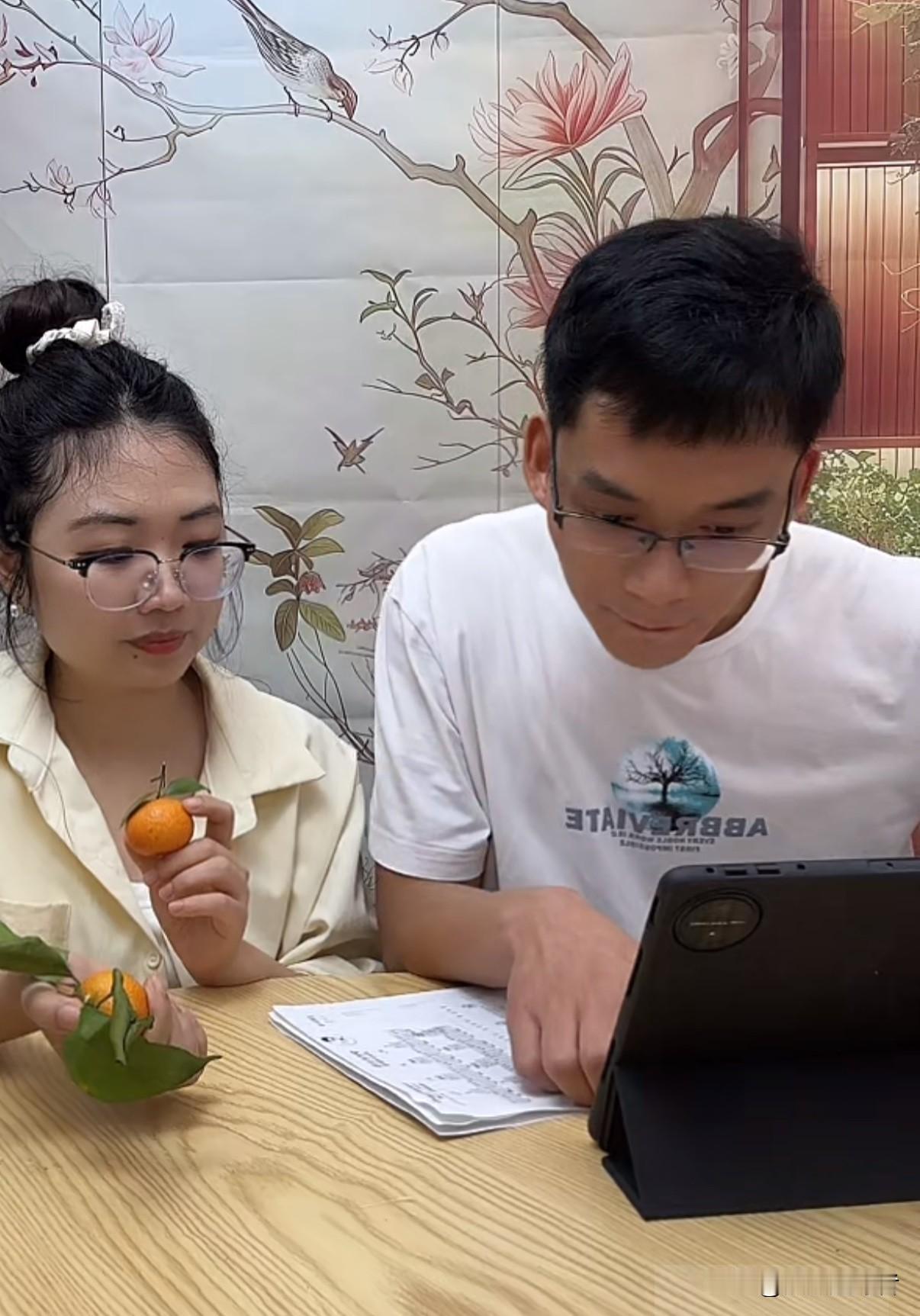 今晚，唐尚珺又和他的小伙伴小周开启了直播。自从小周加入唐尚珺的直播间后，人气还算