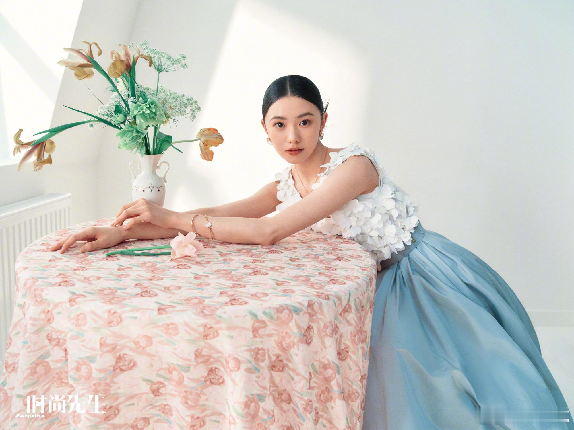 刘浩存登上时尚先生四月刊 ，带来主流男刊封面首秀品牌大使身穿 Miu Miu 新