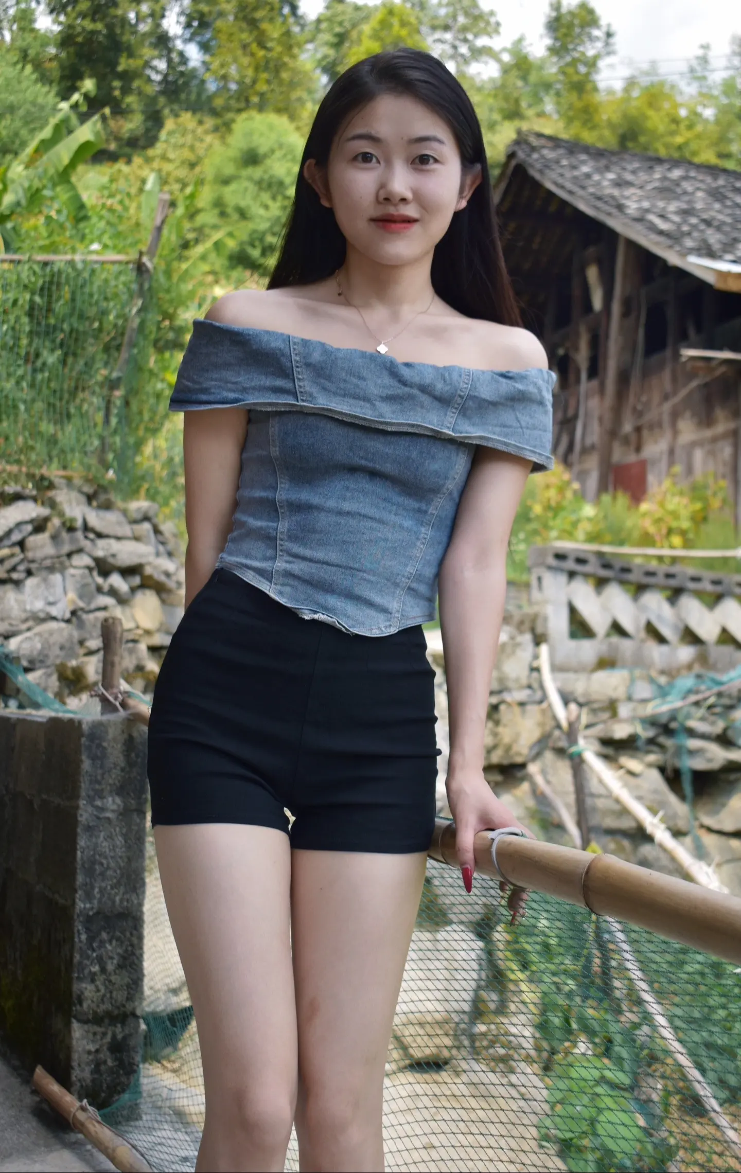 她说不想当笼子里的金丝雀 又不想离妈妈太远  她总是跟 家里人唱反调 ...