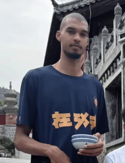文班亚马：少林第一高僧出门化缘！
“北丐”亚历山大在总决赛要犯
“南僧”文班亚马