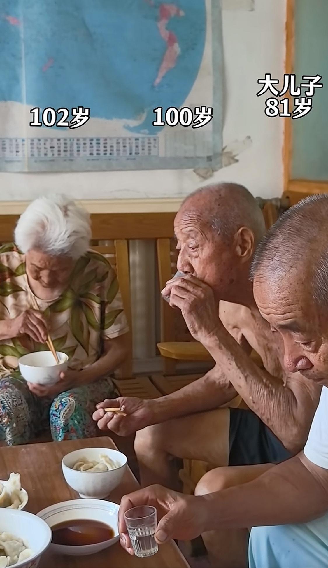 我发现一个问题但凡老人家爱喝两口白酒的都长命 ，好养生怕这怕那的反而寿命特别短！