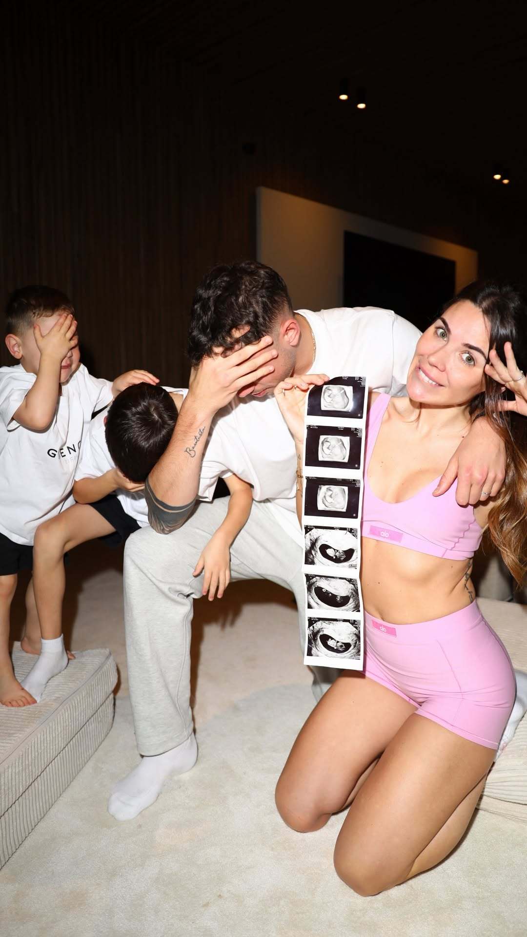 巴尔韦德一家五口的首张合影😂 