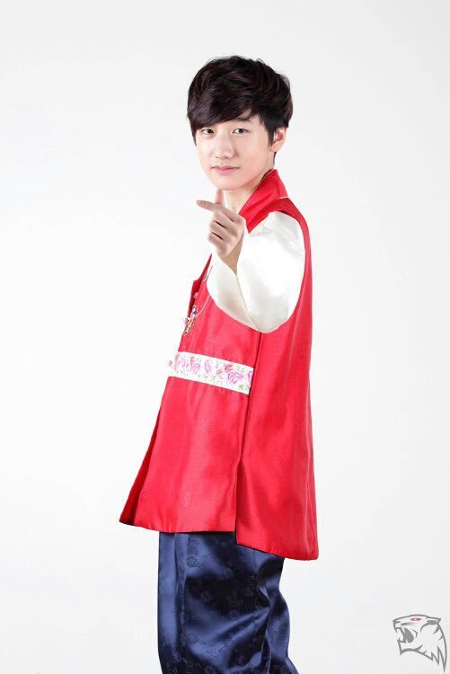 Peanut陶喆时候🥰是之前拍的中秋节传统服装写真[哇][哇]cr. lol_