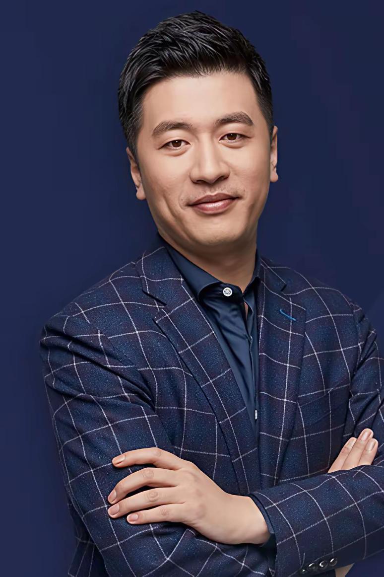 谁懂啊！
张雪峰聊起父亲，
句句都让人破防，他说父亲这一生，活得太让人心疼了。从